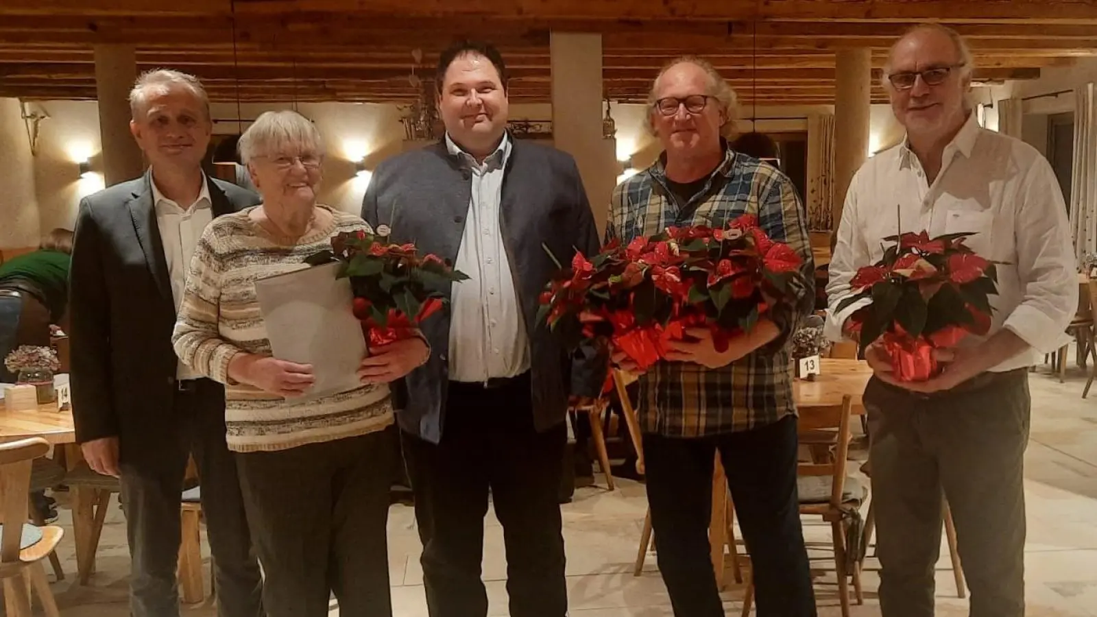 Kreisvorsitzender Christian Beyer (dritter von links) und Bürgermeister Hermann Böhm (links) zeichneten Ursula Rähr Dr. Armin Rüger (zweiter von rechts, in Vertretung von Alisa, Daniel und Elfriede Rüger) und AWO-Vorsitzenden Karl-Heinz König (rechts) für langjährige AWO- Zugehörigkeit aus.<br> (Bild: Waltraud Lobenhofer)