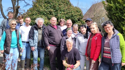 Die Gartengruppe im Resl-Garten. (Bild: Christina Ponader)