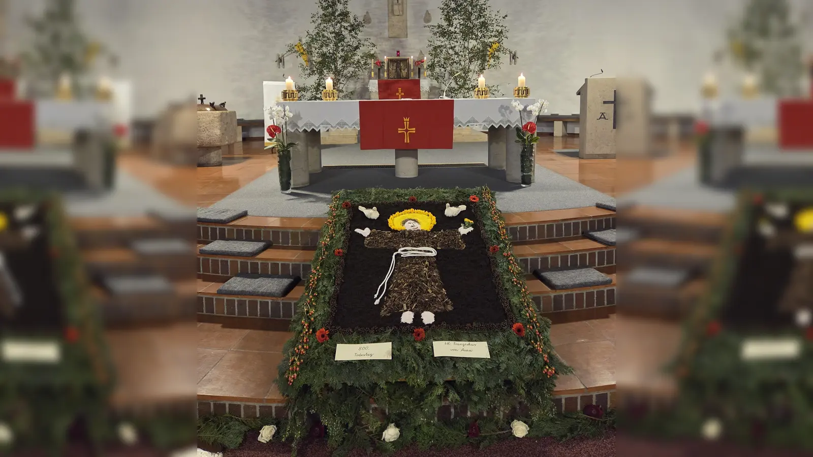 Der vierte Fronleichnamsaltar war in der Pfarrkirche. Das Motiv zeigt den hl. Franziskus von Assisi.  (Bild: Michael Jakob)