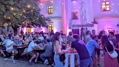 Das stimmungsvoll beleuchtete Jugendheim sorgte für eine besondere Atmosphäre.  (Bild: Claudia Paulus)