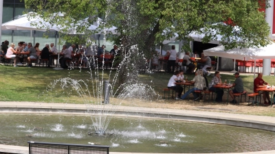 Traumwetter und sommerlicher Flair beim „Kaffee im Stadtpark” der Bereitschaft Erbendorf im BRK. (Bild: Melissa Pregler)