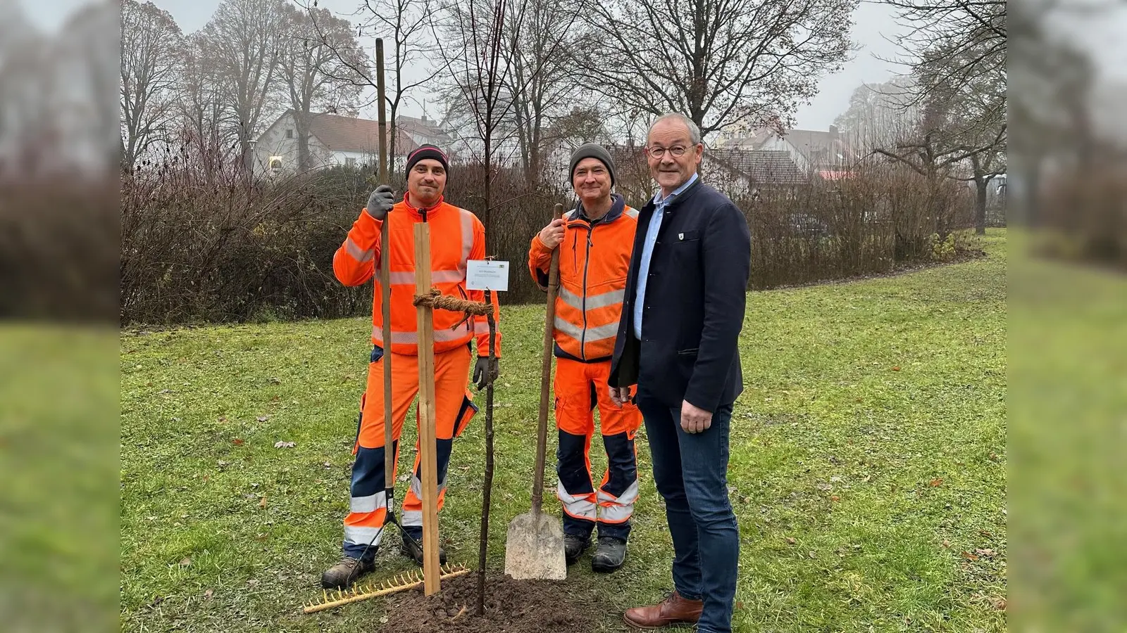 Die Bauhofmitarbeiter Tobias Wartha, Christian Schneider mit Bürgermeister Erwin Geitner (Bild: Brigitte Huber)