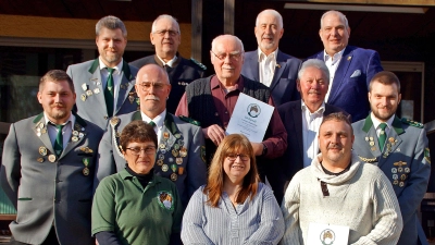 <br>Zum Erinnerungsfoto stellten sich die Geehrten Andreas Weidner für 40 Jahre Mitgliedschaft (vorne rechts) und Hans Frischholz für 55-jährige Treue (zweite Reihe Mitte) zusammen mit der engeren Vorstandschaft und den Ehrengästen.  (Bild: Albert Riedl)
