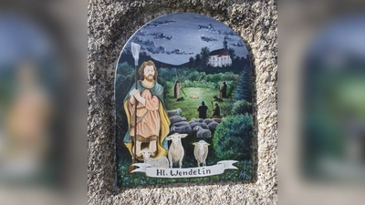 Ein Marterl am Rastenhofer Weg zeigt den heiligen Wendelin mit der Felixkirche im Hintergrund. Der Königssohn lebte im 6. Jahrhundert im Raum Trier.  (Bild: Martin Staffe)