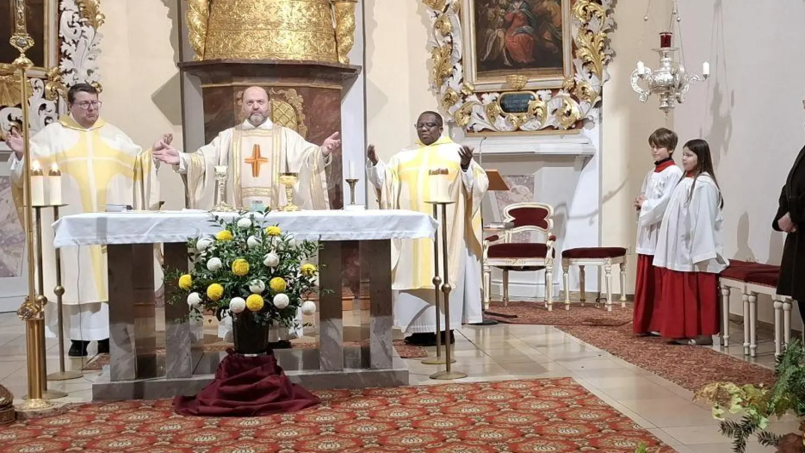 Die Hubertusmesse zelebrierte Pater Felix (Matthias Meckl) gemeinsam mit Pfarrer Udo Klösel (li) und Pfarrvikar Basil (re). (Bild: Karl Ziegler)