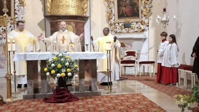 Die Hubertusmesse zelebrierte Pater Felix (Matthias Meckl) gemeinsam mit Pfarrer Udo Klösel (li) und Pfarrvikar Basil (re). (Bild: Karl Ziegler)