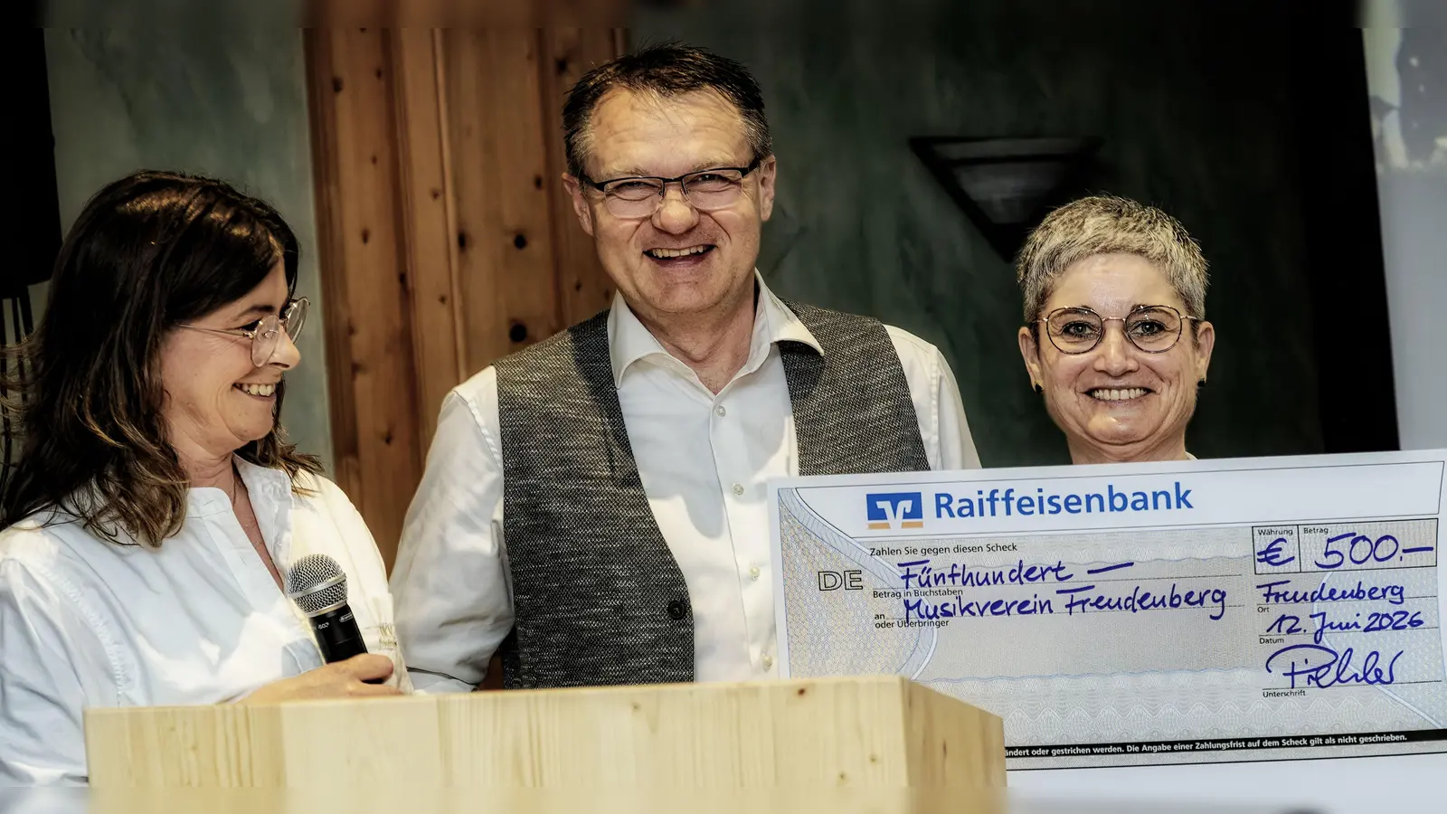 Musikverein Vorsitzende Michaela Leitl (r.) nimmt beim Kommersabend dankend die Spende vom Heimat- und Kulturverein in Empfang (Bild: Hermann Koch)