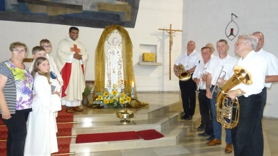 Die restaurierte Fatimastatue empfing in der Herz Jesu die kirchliche Segung durch Pater John (oben links); Viktoria Kelbler, Ministrantin Sandra Zaus,Minitranten Lukas Prechtl und Lukas Perschke sowie die „Mehlmeisler Dorfmusik“ gaben den entsprechenden Rahmen. (Bild: Alfons Prechtl )