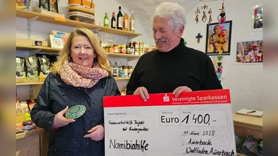 Von rechts nach links Andrea Link, Spenderin der Dotting Mandala Steine, Peter Spätling. (Bild: Bärbel Eichenmüller)