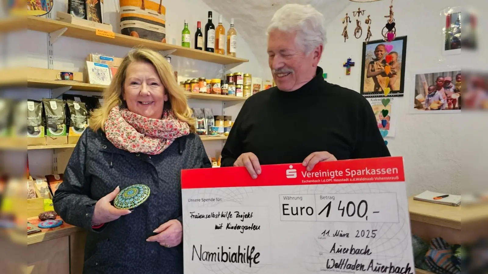 Von rechts nach links Andrea Link, Spenderin der Dotting Mandala Steine, Peter Spätling. (Bild: Bärbel Eichenmüller)