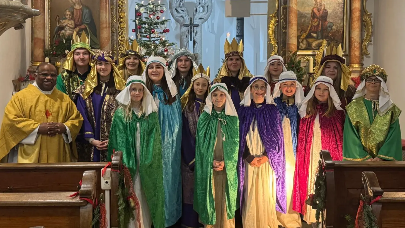 Unter den Königsgewändern tragen sie zwar warme Winterkleidung, aber um ihren „Job“ beneiden sie in diesen kalten Tagen wohl die wenigsten, aber sie tun es gerne. (Bild: Ilona Maiwald )