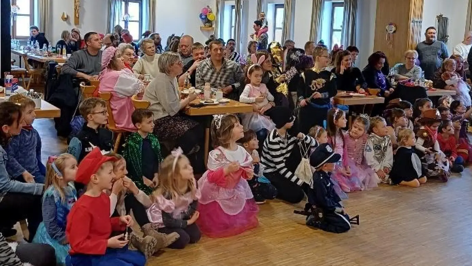 Mit bunten Kostümen kamen viele Kinder zum Fasching ins Pfarrgemeindehaus. (Bild: Josef Söllner)