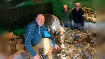 Werner Pankotsch, Erwin Klotz und Helmut Glaser erneuern das Moos in der Heimatkrippe (Bild: Roman Bauer)