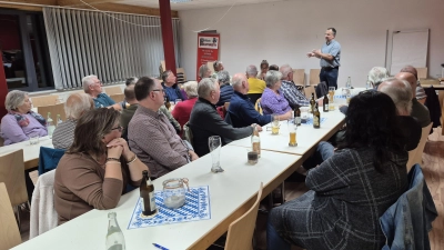 Vortrag durch polizeilichen Fachberater beim Hutza-Abend der Bechtsriether Siedler. (Bild: Gerhard Scharl)