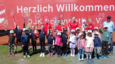 Die Kids der Jugendabteilung der DJK Irchenrieth starteten begeistert in die neue Aktion „Arni's Ballschule”. Unsere Aufnahme zeigt die Teilnehmer bei der Eröffnungsveranstaltung mit den Verantwortlichen im Hintergrund.  (Bild: Albert Gruber)