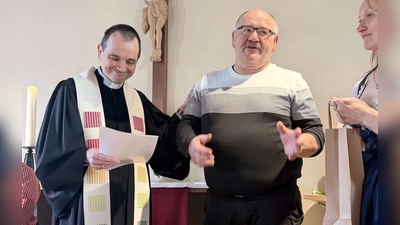 Pfarrer Hartmut Klausfelder (links) dankt Klaus Schmid dafür, dass er das Bauprojekt stellvertretend für den Kirchenvorstand vor Ort geleitet hat. (Bild: Daniela Preißinger)