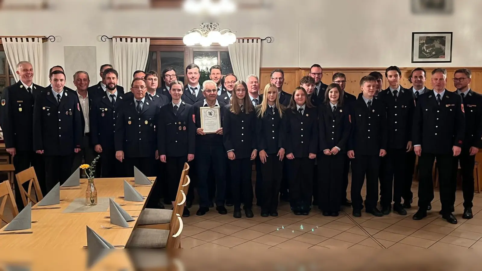 Verleihung von Leistungsabzeichen und Abzeichen für den Wissenstest. Mit auf dem Bild Hans Schön (Bildmitte), geehrt für 60 Jahre Mitgliedschaft bei der FFW Traßlberg  (Bild: Cornelia Zich)