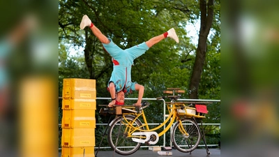 Akrobatik auf dem Briefträgerfahrrad gibt bei Mr. Postman zum Bunten Pflaster am 13. Juni in der Marktredwitzer Innenstadt.  (Bild: Constanze Martini)