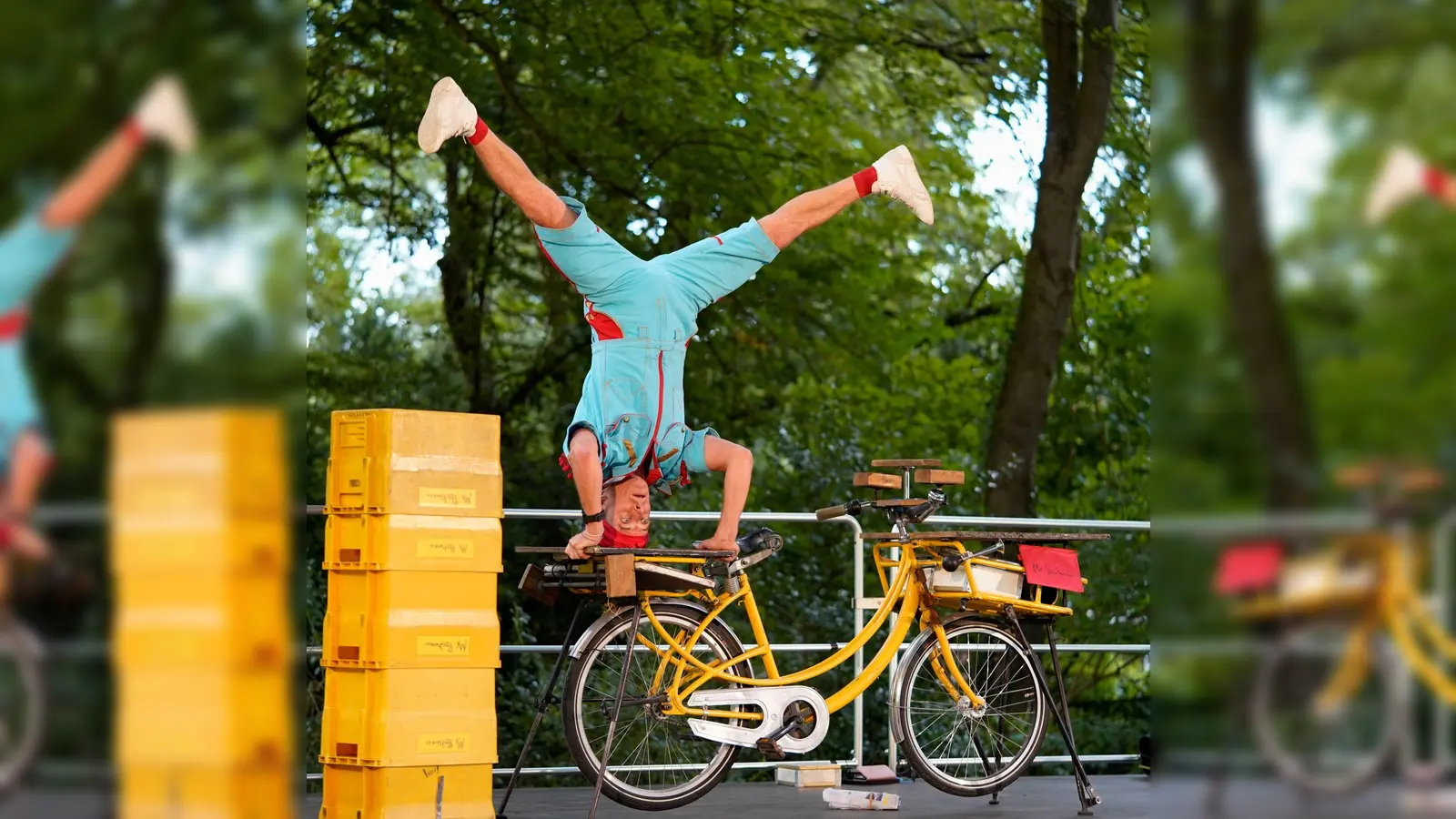Akrobatik auf dem Briefträgerfahrrad gibt bei Mr. Postman zum Bunten Pflaster am 13. Juni in der Marktredwitzer Innenstadt.  (Bild: Constanze Martini)