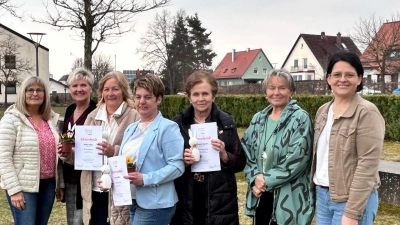 FU-Vorsitzende Susanne Schnabel, Hildegard Hausner vom FU Kreisverband (von rechts) und zweite Bürgermeisterin Anita Heßler (links) ehrten Damen der Frauenunion für ihre langjährige Treue.  (Bild:  Christiane Mandl  )