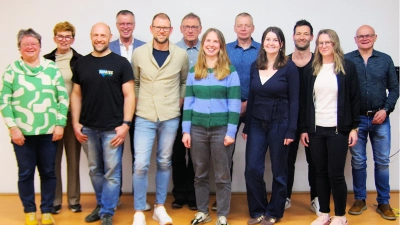 Von links nach rechts, Anita Ritz, Elfriede Gerstmann, Ludwig Weber, Hermann Falk (Bürgermeister), Michael Gast, Walter Fleischmann (TuS- Vorstand), Doreen Schuster, Frank Neef, Katharina Fellner, Martin Scharl, Linda Dobner und Manfred Groher<br> (Bild: Fritz Dietl)