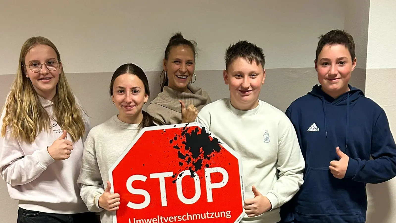 Schüler der Realschule im Stiftland mit dem Verkehrsschild der Gerechtigkeit (Bild: Julia Lichtinger)