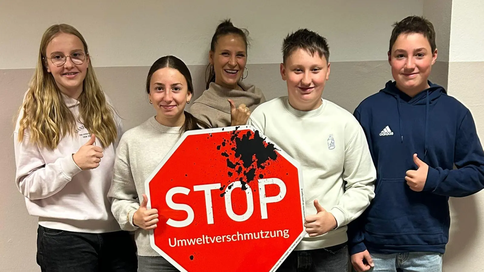 Schüler der Realschule im Stiftland mit dem Verkehrsschild der Gerechtigkeit (Bild: Julia Lichtinger)
