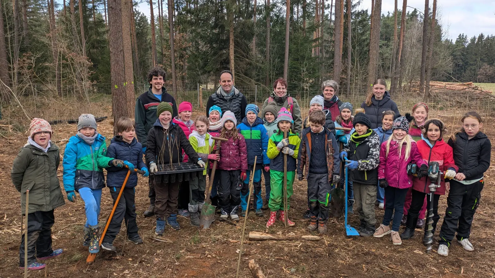 Pflanzaktion der Grundschule im Gemeindewald Edelsfeld. (Bild: Johann Renner)