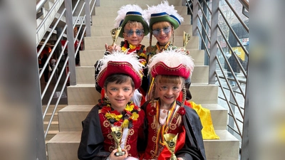 Vorne: Jugendtanzpaar Elias Gerold &amp; Ella Tragl. Hinten: Jugendtanzpaar Lennox Schulze &amp; Victoria Brunner. (Bild: Sandra Panitzek)