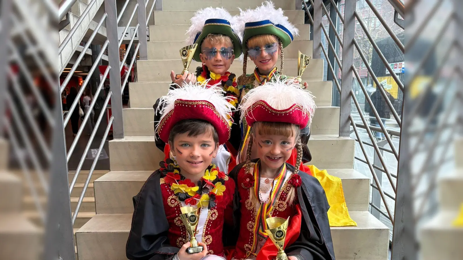 Vorne: Jugendtanzpaar Elias Gerold &amp; Ella Tragl. Hinten: Jugendtanzpaar Lennox Schulze &amp; Victoria Brunner. (Bild: Sandra Panitzek)