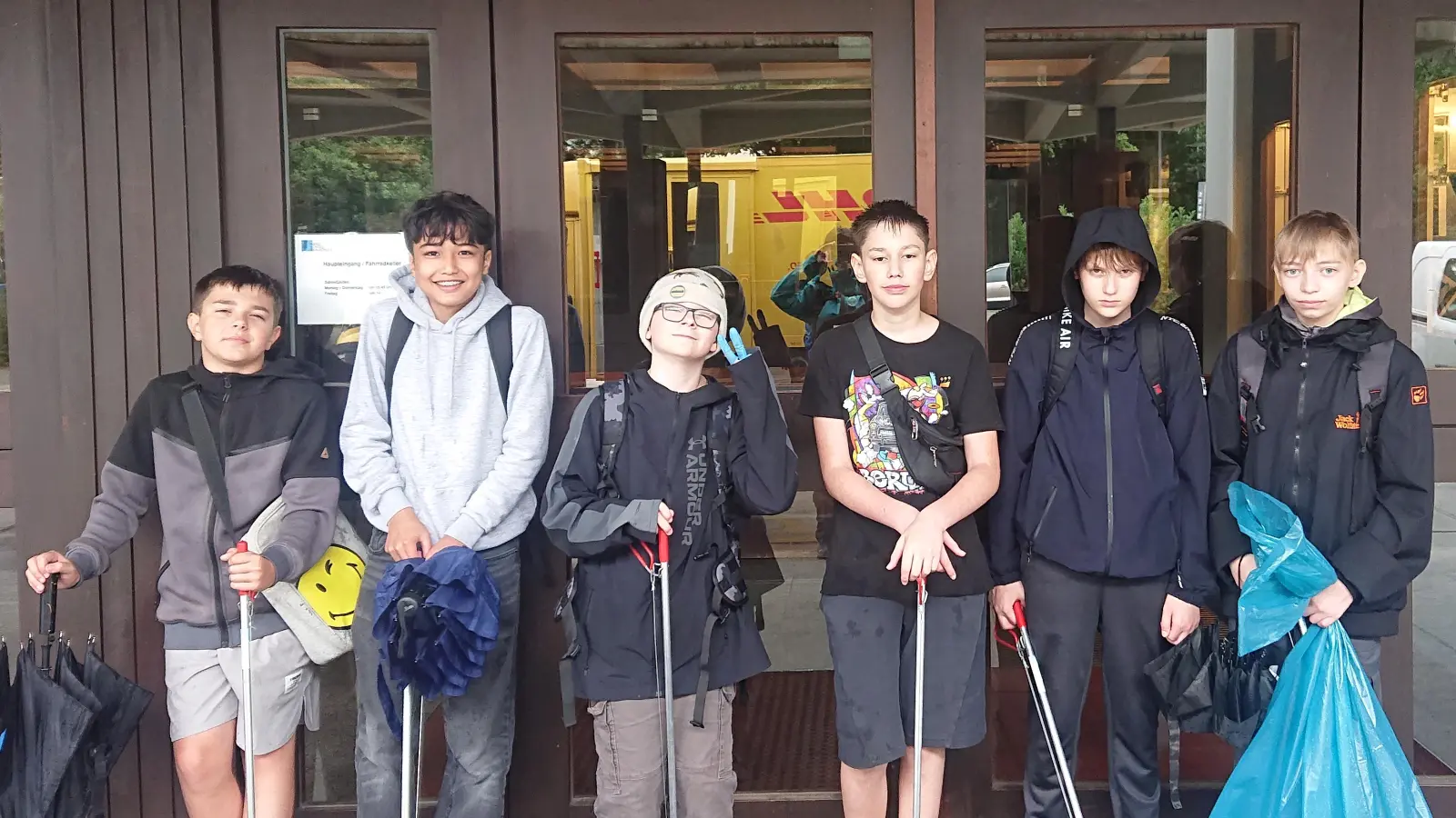 Schüler der Hans-Scholl-Realschule im Aufräummodus! (Bild: Jutta Wilke)