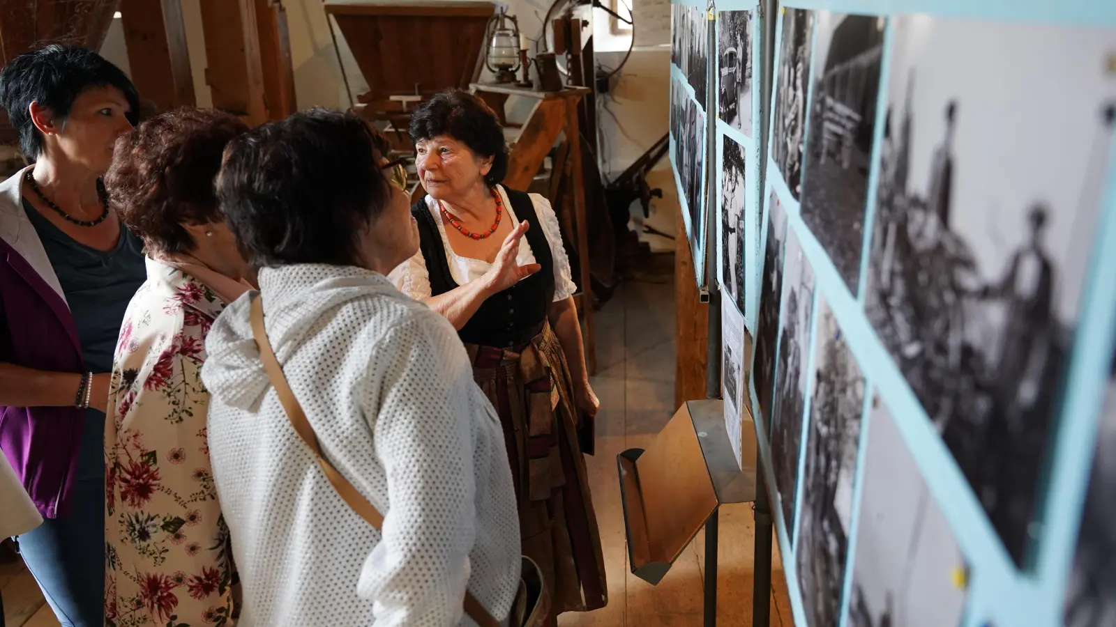 Helene Eibisch (rechts) informierte bei der Fotoausstellung in der Kaibitzer Mühle die Besucher. (Bild: Katrin Pasieka-Zapf)