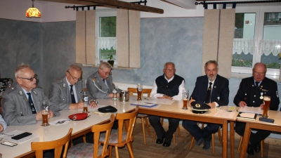 Wehrfähigkeit ja, Kriegstüchtigkeit nein: Als „Friedensinitiative” will Kreisreservistenbetreuer Josef Horvath (Dritter von links) die politische Rolle der Soldatenvereine begriffen sehen. Auch Soldatenbunds-Kreisvorsitzender Peter Lehr und Vize-Bezirksvorsitzender Thomas Semba (von rechts) bekannten sich zu geschichtsbewusster Friedensbereitschaft. (Bild: Bernhard Piegsa)