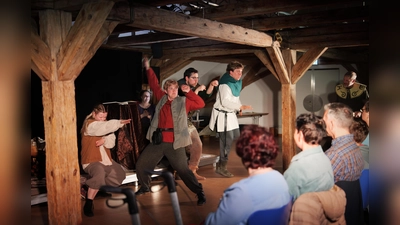 Das Foto zeigt Eindrücke aus der Ovigo-Impro-Show „Heureka – ein zauberhafter Impro-Schinken“. (Bild: Florian Wein/Ovigo-Theater)