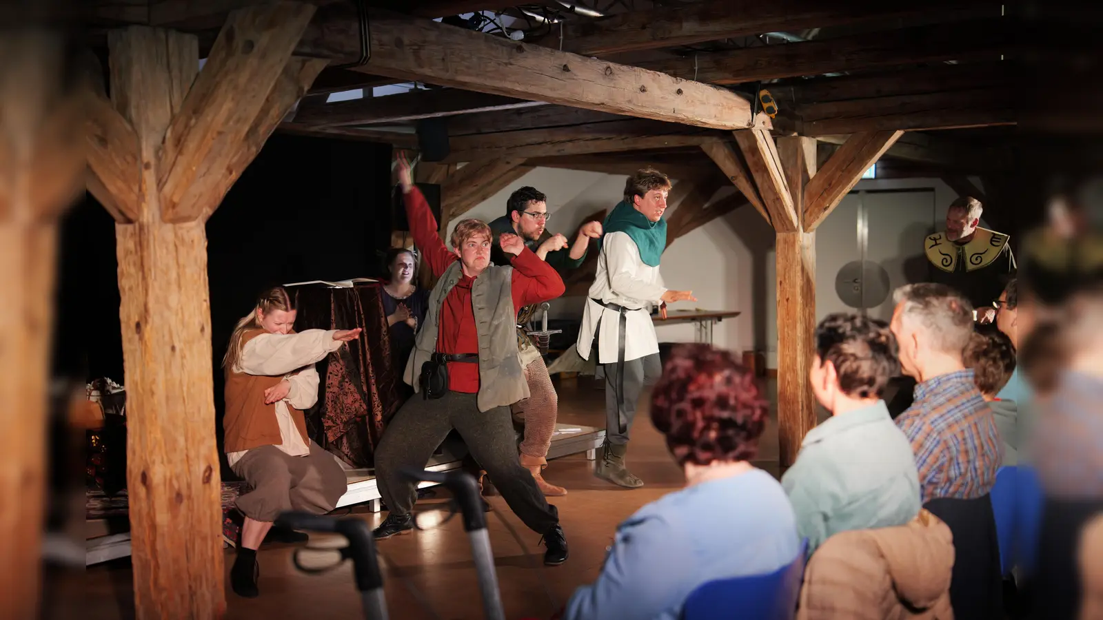 Das Foto zeigt Eindrücke aus der Ovigo-Impro-Show „Heureka – ein zauberhafter Impro-Schinken“. (Bild: Florian Wein/Ovigo-Theater)