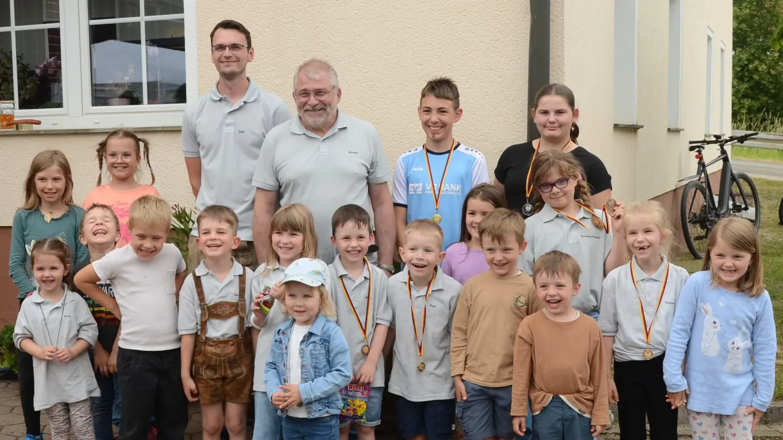 Jugendleiter Sebastian und Schützenmeister Werner Grünthaler mit den begeisterten Kindern und Jugendlichen vom Blasrohr- und Lasergewehrschießen. (Bild: Erwin Kolb)