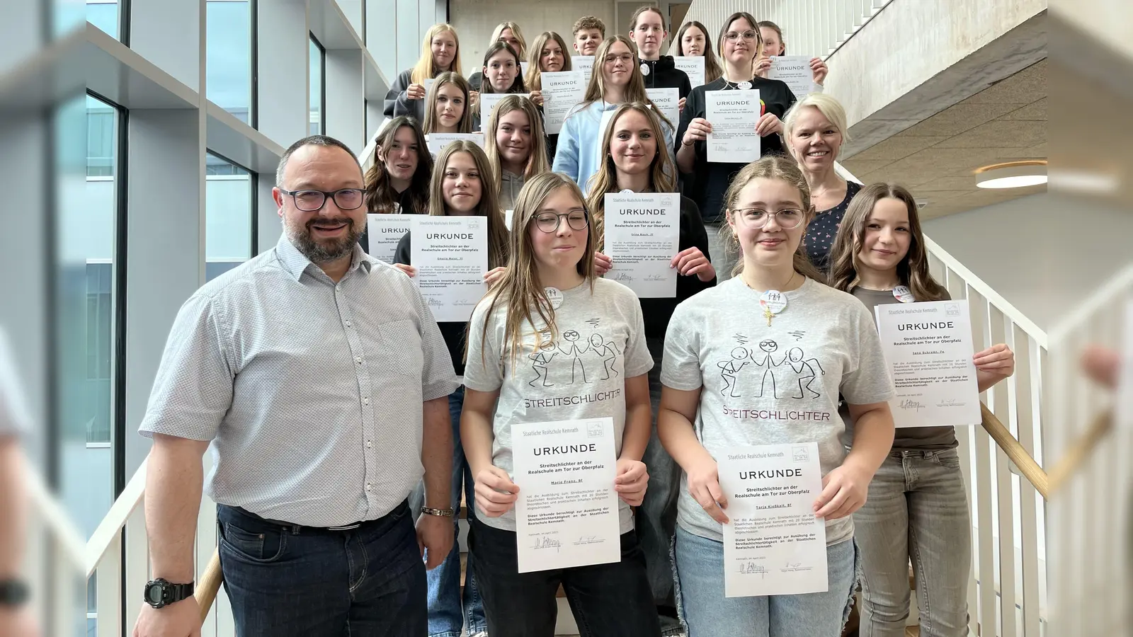 Gespannt auf ihr neues Aufgabenfeld: Die Streitschlichtungs-Experten der Realschule am Tor zur Oberpfalz. (Bild: Miriam Hollering)