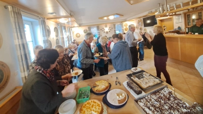 Angekommen im Schützenheim Holzhammer verwöhnte die Frauenunion mit Kaffee und Kuchen (Bild: Thomas Hottner)