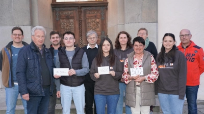 Franz Wittmann (Zweiter von links) hält mit der Lennesriether Schwester Diane seit Jahren Verbindung. Er übernimmt die Spenden von der KLJB, Kolping und vom Pfarrgemeinderat und stellt es auf das Konto von Schwester Diane, die es dort abrufen kann. (Bild: Franz Völkl)