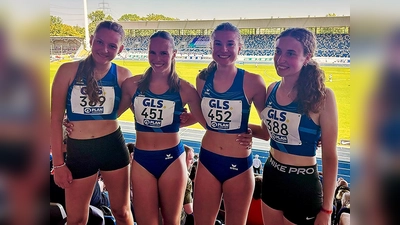 Bei den Deutschen Meisterschaften in Bochum sprintete die 4 x 100-Meter-Staffel der U20-Mädchen zu einem neuen Oberpfalzrekord. Startnummer. Von rechts: Theresa Marek, Mara Heller TV BUL, 451 Hannah Hausladen, Anna Schmidt  (Bild: Franz Pretzl)