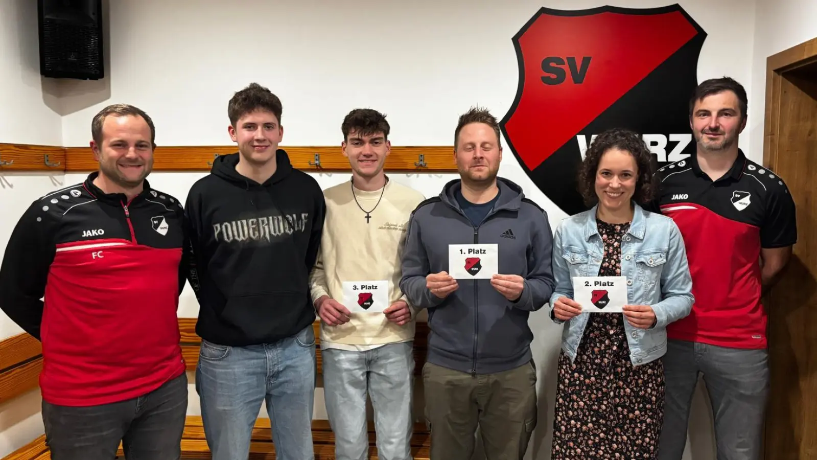 Von links nach rechts: Von Links: SV Abteilungsleiter Christian Fritsch Trostpreis: Maxi Venzl 3. Platz: Jakob Beimler 1. Platz: Tim Schlecht 2. Platz: Theresa Bäuml SV Kassier: Christian Pausch (Bild: Andreas Fütterer)