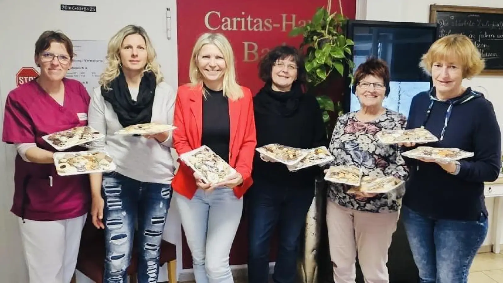 Elke Wolfsteiner, FU-Vorsitzende Eva Fröhlich, Hausleitung Marina Fink, Tanja Weiß, Inge Bauer und Evi Rauch bei der Übergabe der Plätzchenspende im Caritas-Haus St. Barbara.  (Bild: Eva Fröhlich)