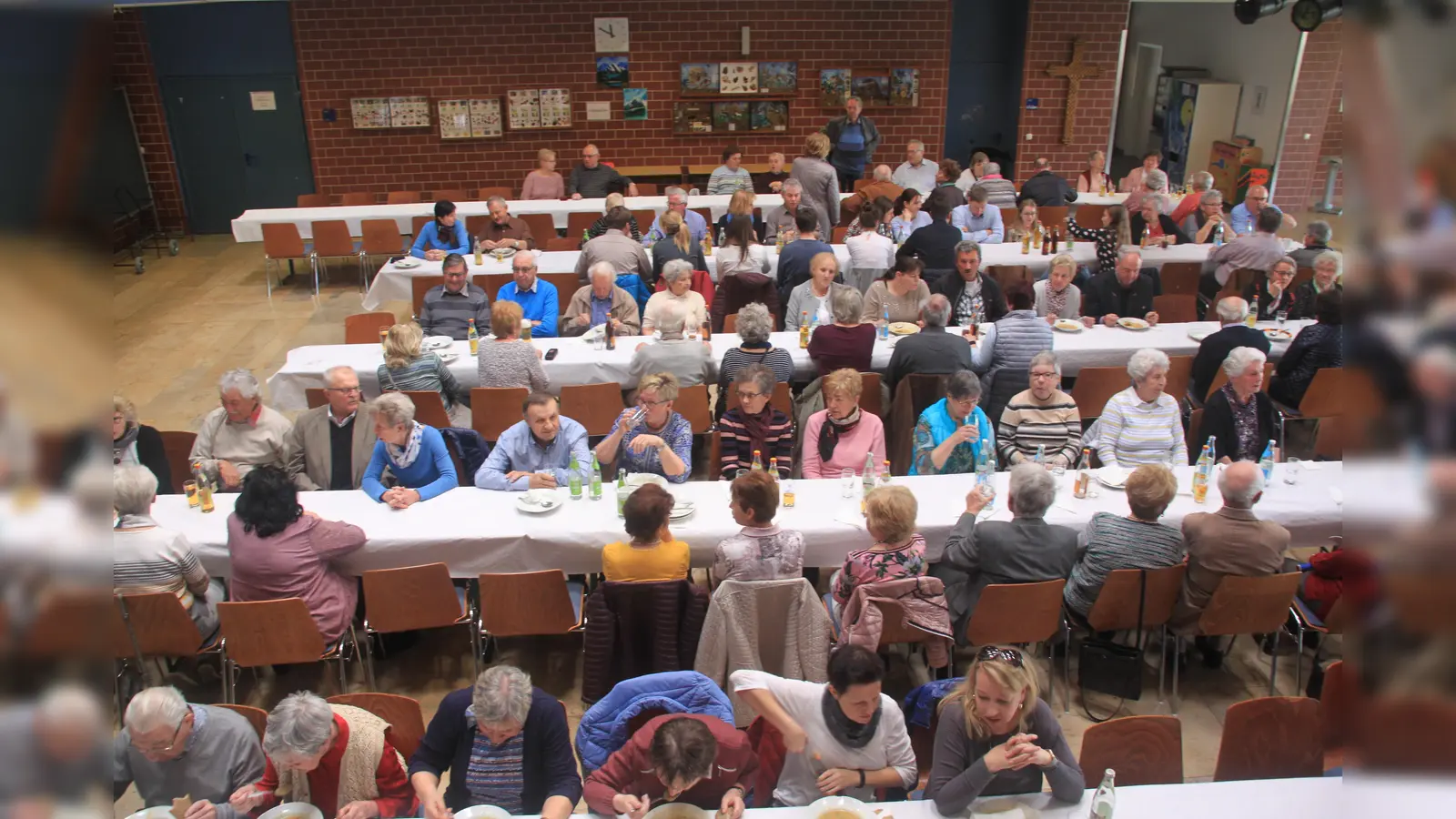 KAB-Fastenessen in der Aula der Mittelschule. (Bild: Thomas Pinzer)