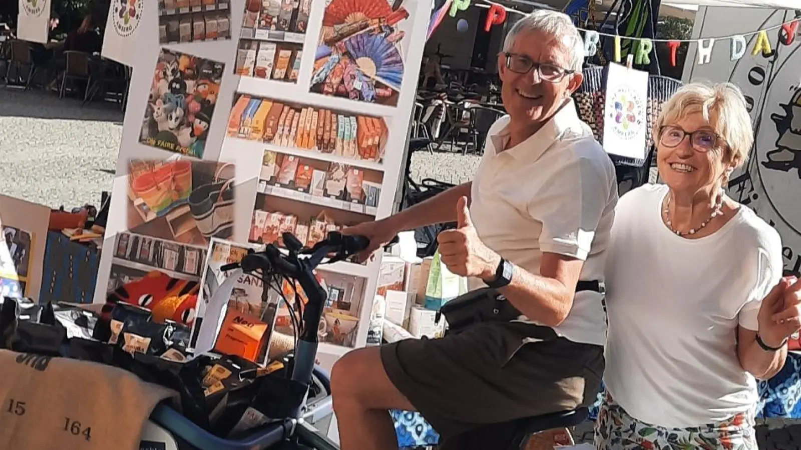 Eine Weltladen Amberg verbindet nachhaltige Mobilität mit fairem Handel auf dem Marktplatz (Bild: Günther Zenger)