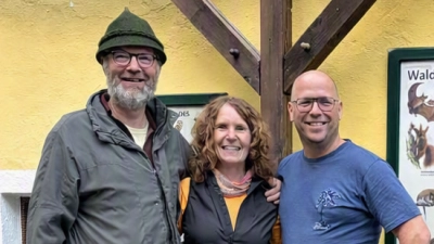 Vor den neuen Schautafeln, von links: Thorwald Poschenrieder, Renate Hüther, Robert Kostner. (Bild: Johannes Eckl)