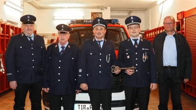 (von links) Zweiter Vorsitzender Franz Wenning, erster Vorsitzender Willi Kraus, die wiedergewählten Kommandanten Rudi Schinner und Manuel Köllner sowie der geschäftsführende Beamte der Stadt Erbendorf, Hubert Wojtenek. (Bild: Jochen Neumann)