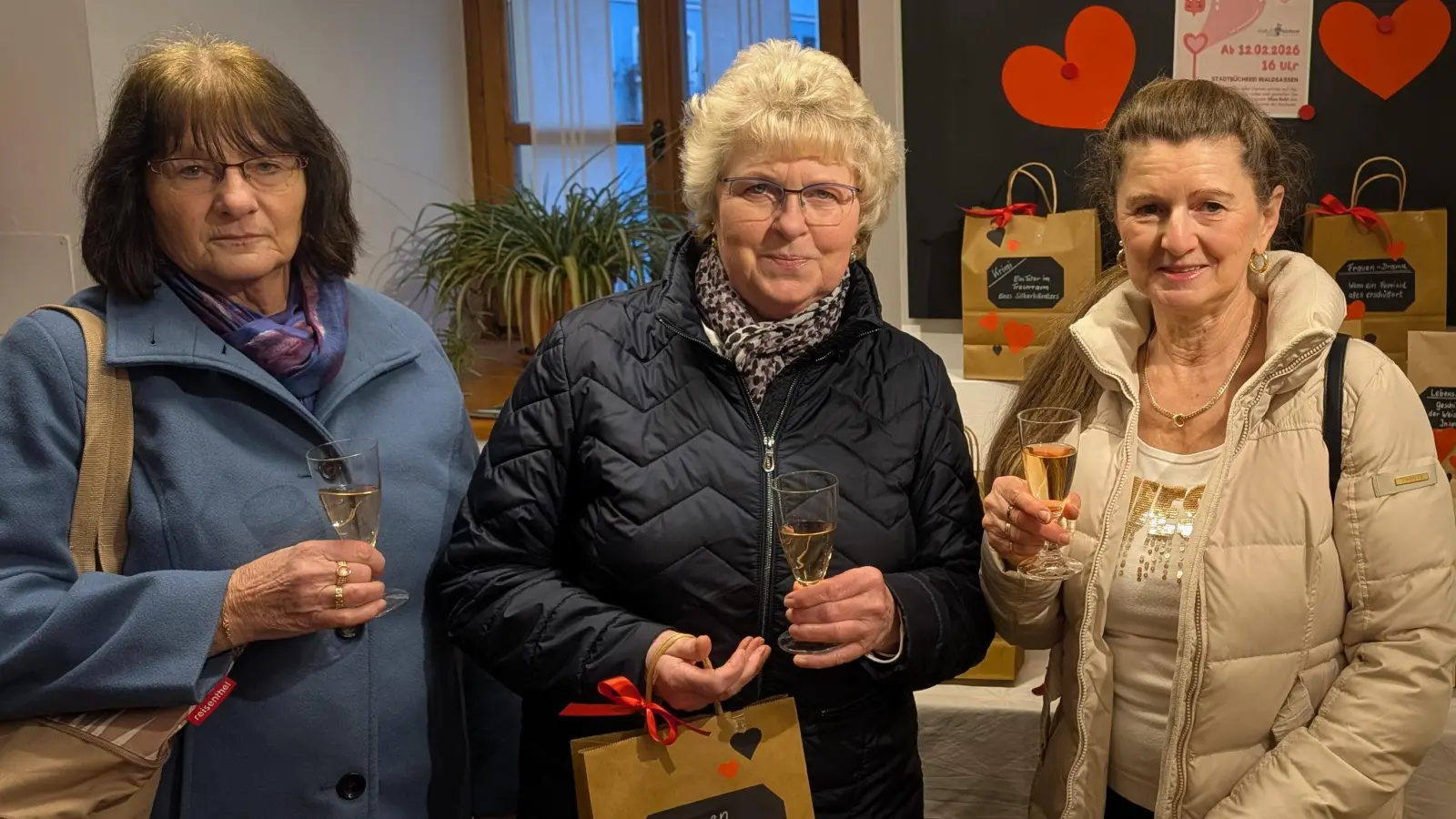 Besucherinnen bei einem Glas Sekt mit der ausgewählten Geschenktasche. (Bild: Kristina Gebel )