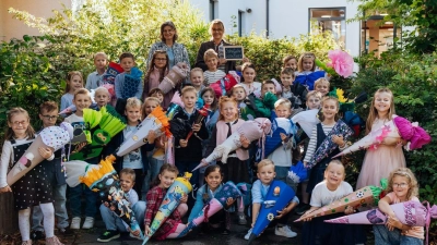 Die Freudenberger Schulanfänger mit ihren Klassenlehrerinnen Ingrid Augsberger und Martina Frühwirth (Bild: Johanna Nübler)
