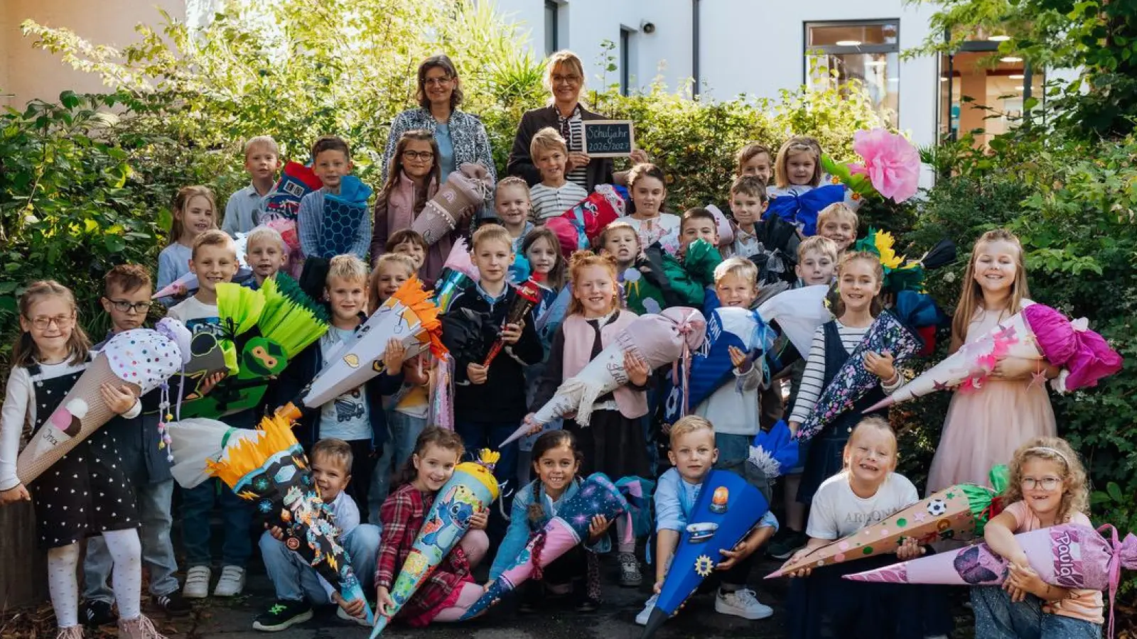 Die Freudenberger Schulanfänger mit ihren Klassenlehrerinnen Ingrid Augsberger und Martina Frühwirth (Bild: Johanna Nübler)