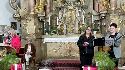 Gerti Münch(links) und Rita Bayer (2. v. links) hatten zur 50. Atempause für die Seele eingeladen. Musikalisch umrahmt wurde die Andacht vom Du z´sammgspült (rechts) Therese Uhl und Doris Bär von rechts. (Bild: Eva Seifried)
